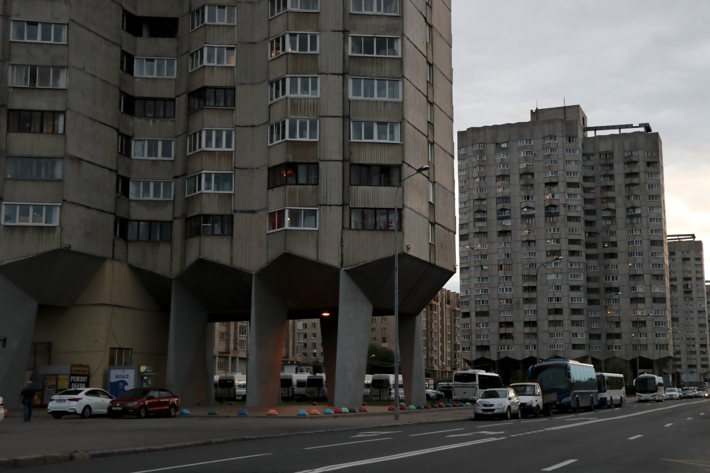 Дом на ножках. Дом на курьих ножках Новосмоленская набережная. Дома на Новосмоленской набережной. Советская архитектура Социалистический модернизм СПБ. Дом на курьих ножках Санкт-Петербург на Васильевском острове.