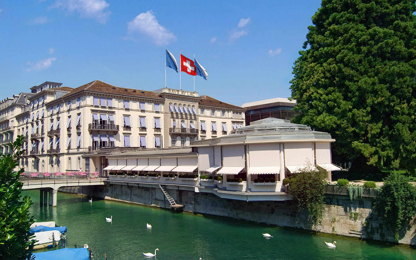 Au lac. Baur au Lac Zurich Hotel фото. Отель у озера рядом с Цюрихом. Банхофштрассе в Цюрихе.